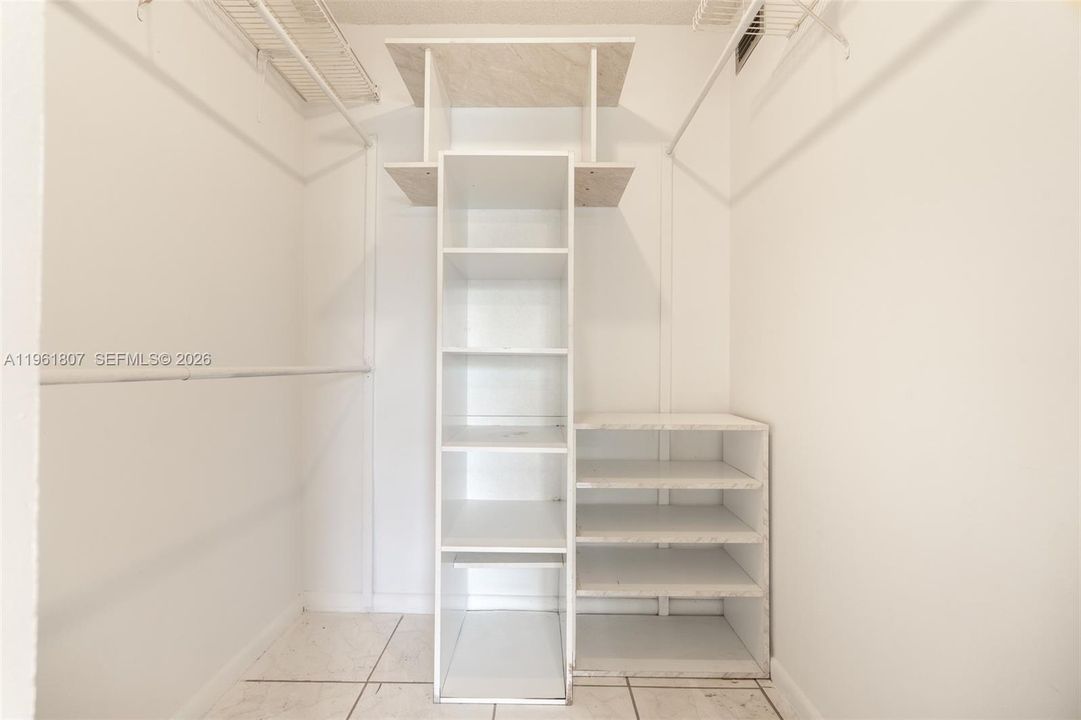 For Sale: $72,000 (1 beds, 1 baths, 775 Square Feet)