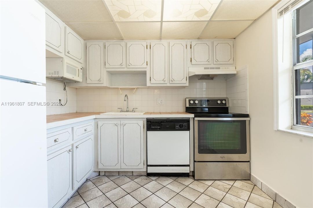 For Sale: $72,000 (1 beds, 1 baths, 775 Square Feet)