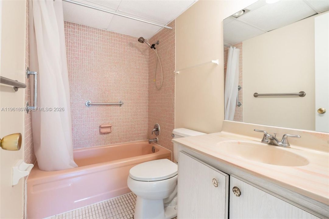 For Sale: $72,000 (1 beds, 1 baths, 775 Square Feet)