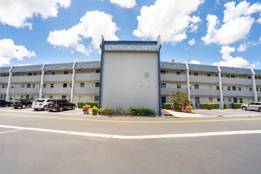 For Sale: $72,000 (1 beds, 1 baths, 775 Square Feet)