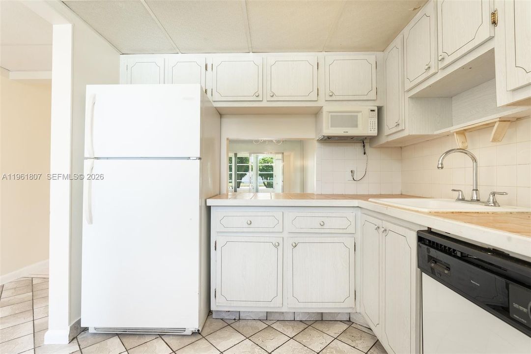 For Sale: $72,000 (1 beds, 1 baths, 775 Square Feet)