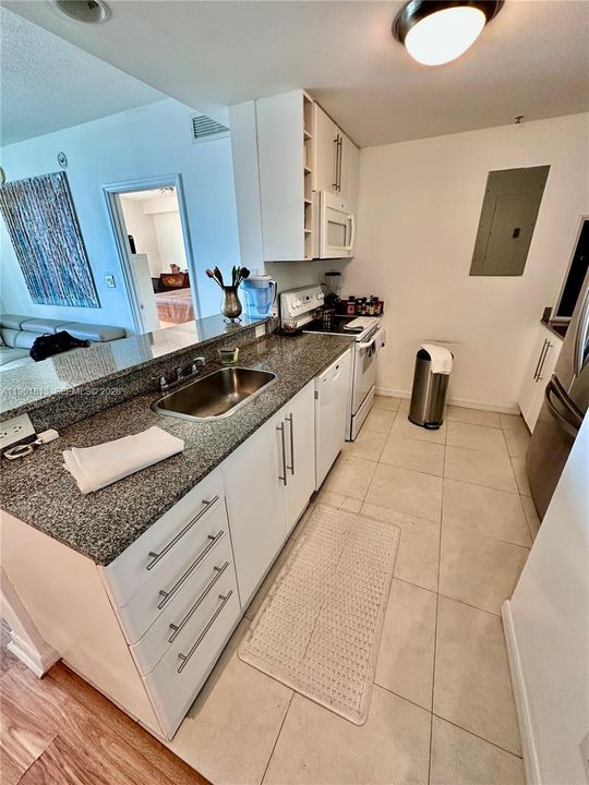 На продажу: $425,000 (2 спален, 2 ванн, 1057 Квадратных фут)