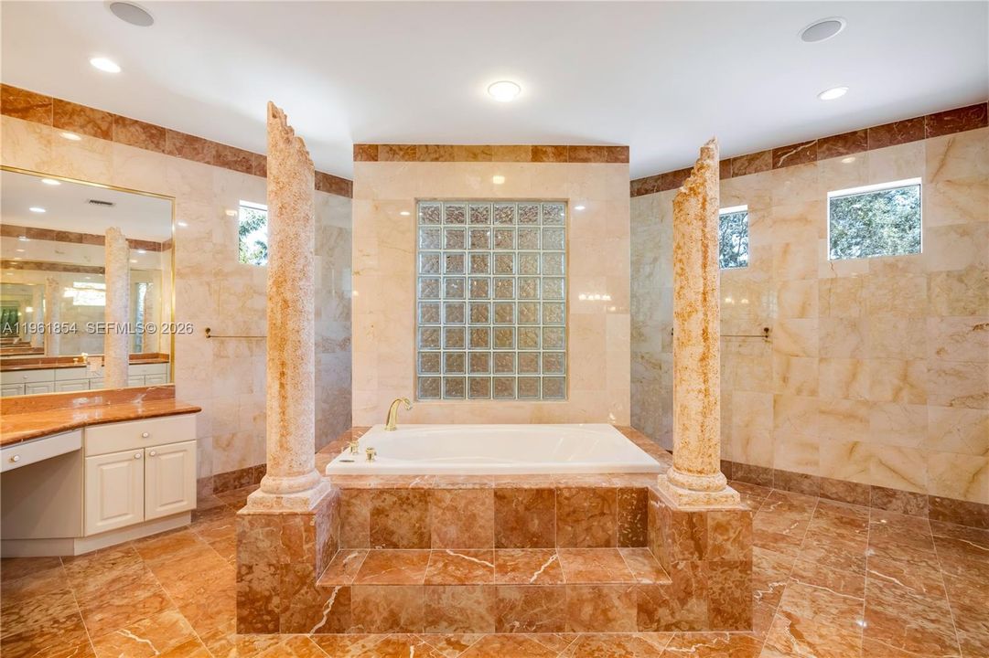 В аренду: $30,000 (6 спален, 4 ванн, 5396 Квадратных фут)