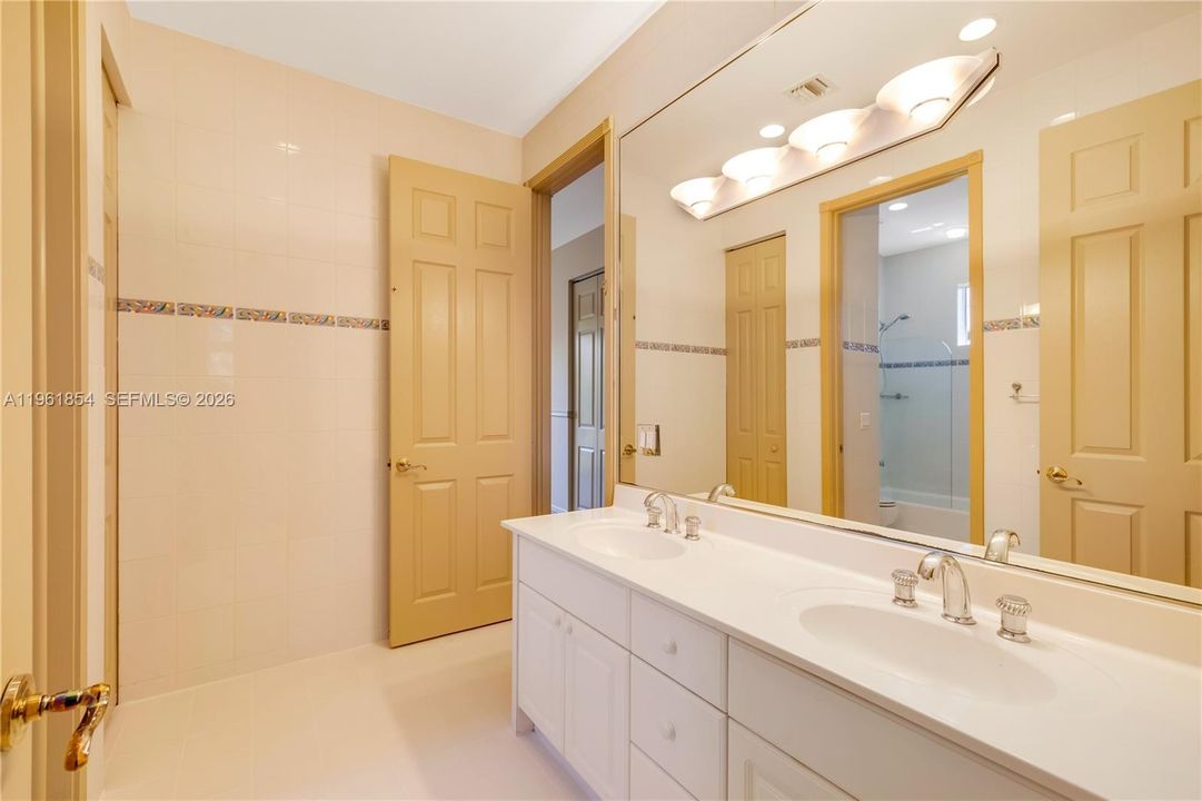 В аренду: $30,000 (6 спален, 4 ванн, 5396 Квадратных фут)