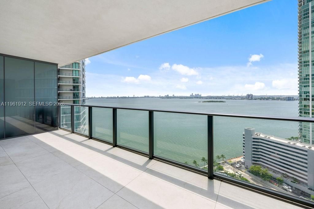 En Venta: $899,000 (2 camas, 3 baños, 1151 Pies cuadrados)