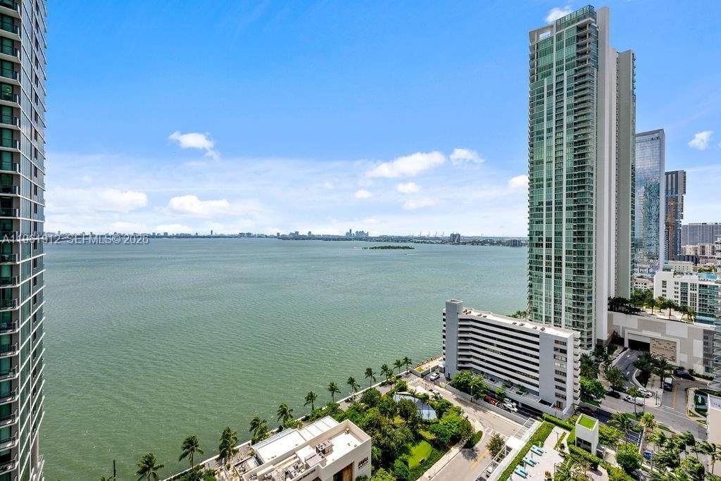 En Venta: $899,000 (2 camas, 3 baños, 1151 Pies cuadrados)
