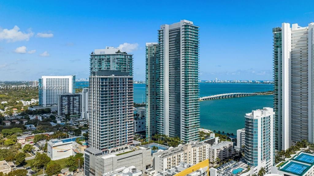 En Venta: $899,000 (2 camas, 3 baños, 1151 Pies cuadrados)