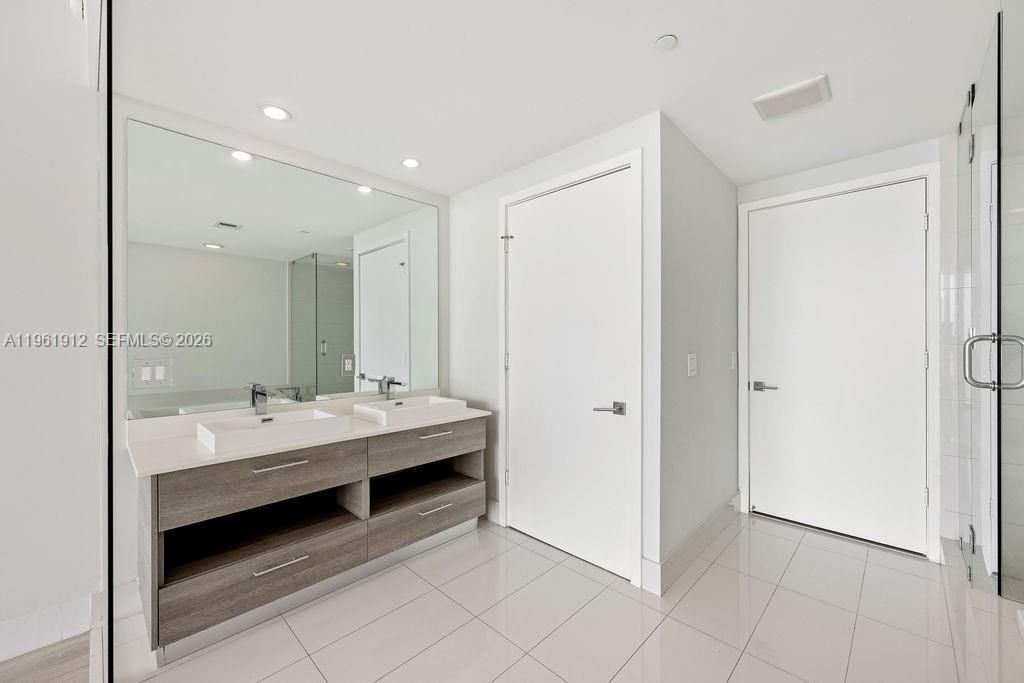 En Venta: $899,000 (2 camas, 3 baños, 1151 Pies cuadrados)