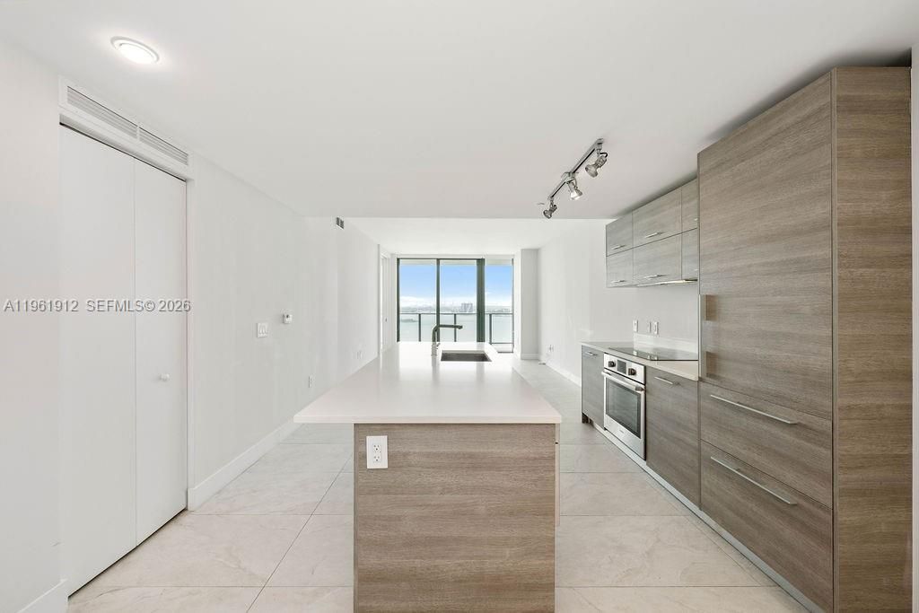 En Venta: $899,000 (2 camas, 3 baños, 1151 Pies cuadrados)