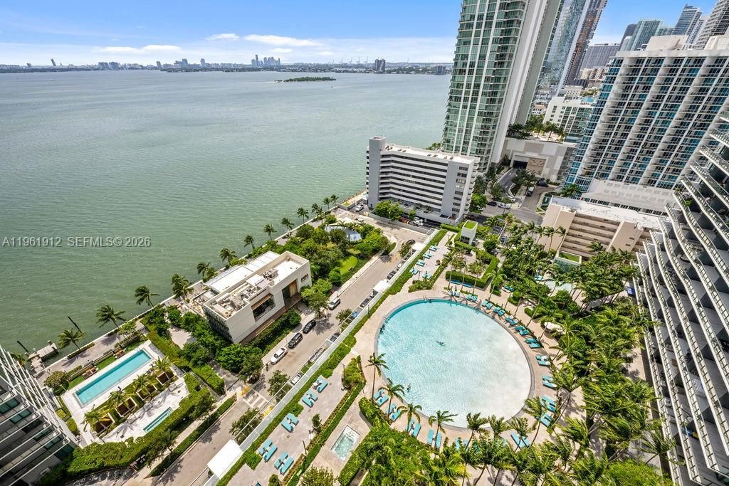 En Venta: $899,000 (2 camas, 3 baños, 1151 Pies cuadrados)
