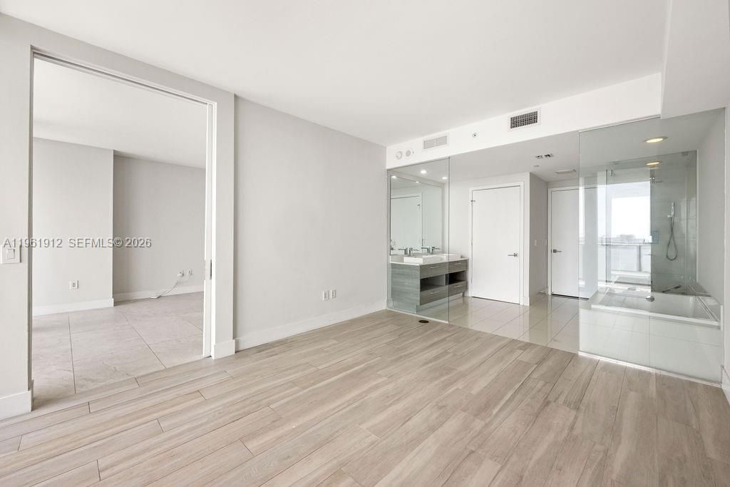 En Venta: $899,000 (2 camas, 3 baños, 1151 Pies cuadrados)