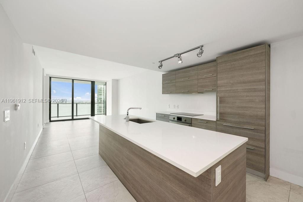 En Venta: $899,000 (2 camas, 3 baños, 1151 Pies cuadrados)
