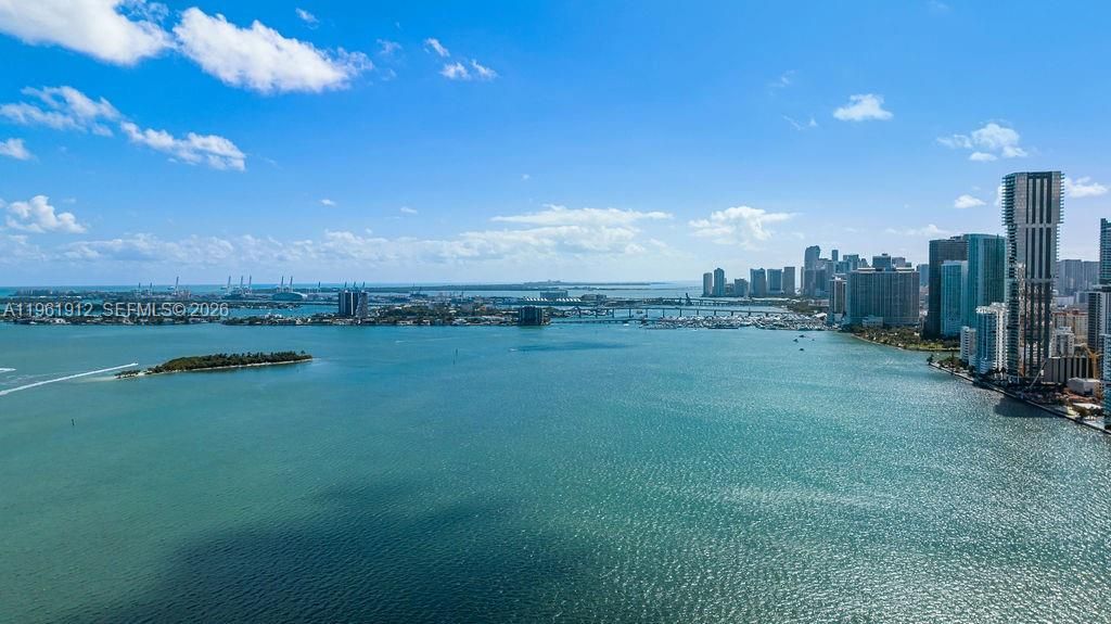 En Venta: $899,000 (2 camas, 3 baños, 1151 Pies cuadrados)