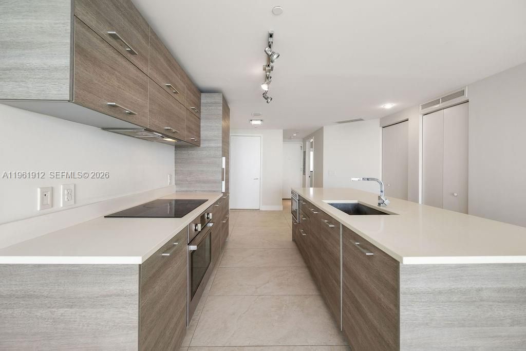 En Venta: $899,000 (2 camas, 3 baños, 1151 Pies cuadrados)