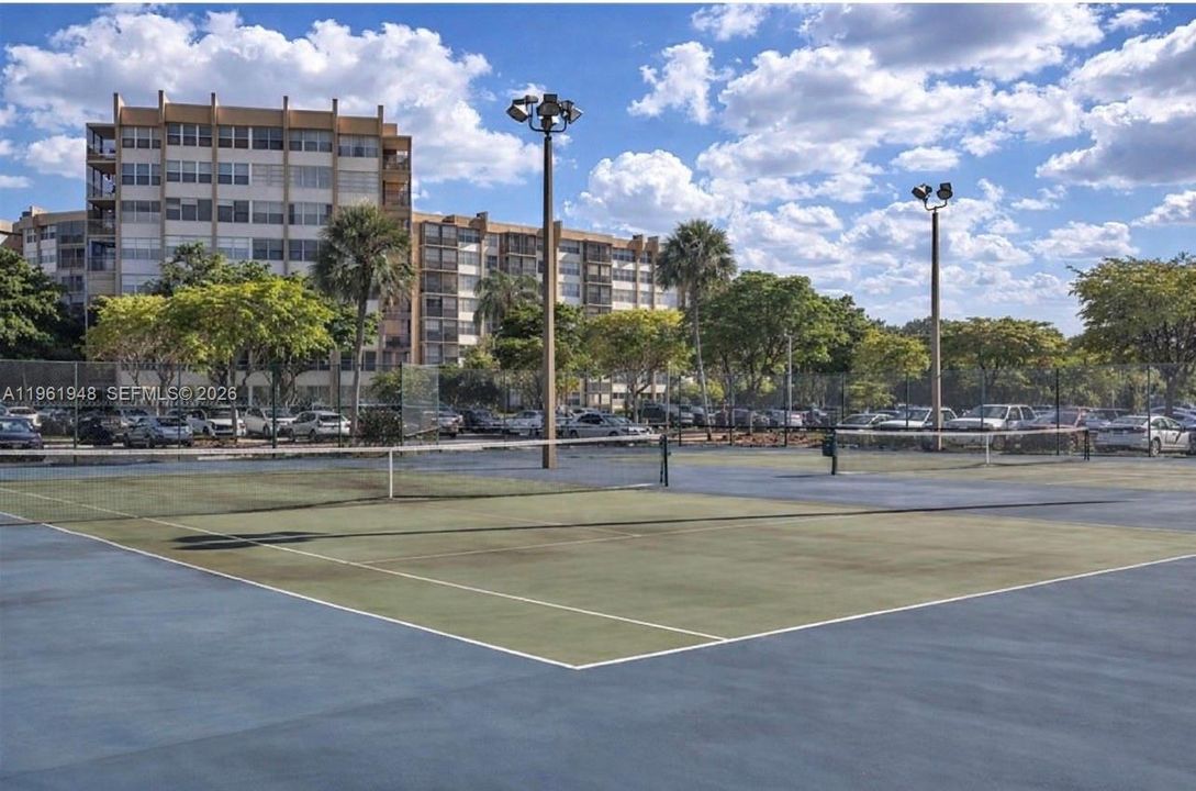 For Sale: $148,000 (1 beds, 2 baths, 980 Square Feet)