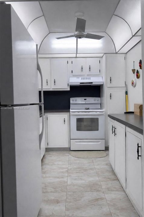 For Sale: $148,000 (1 beds, 2 baths, 980 Square Feet)