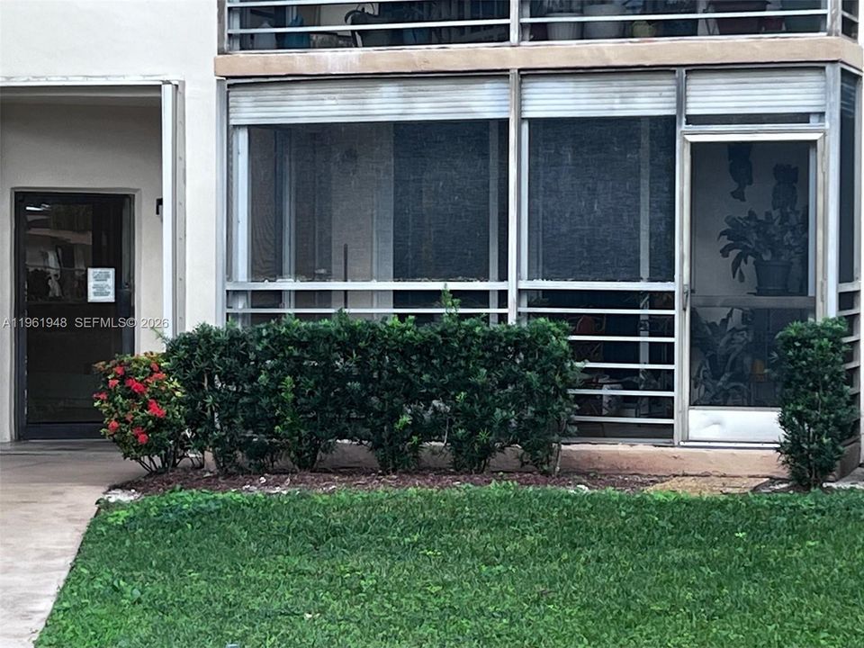 For Sale: $148,000 (1 beds, 2 baths, 980 Square Feet)