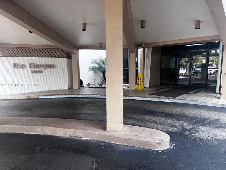 For Sale: $148,000 (1 beds, 2 baths, 980 Square Feet)