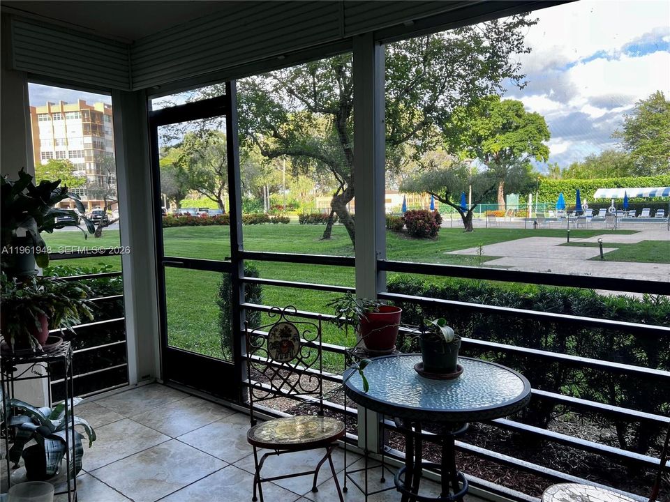 For Sale: $148,000 (1 beds, 2 baths, 980 Square Feet)