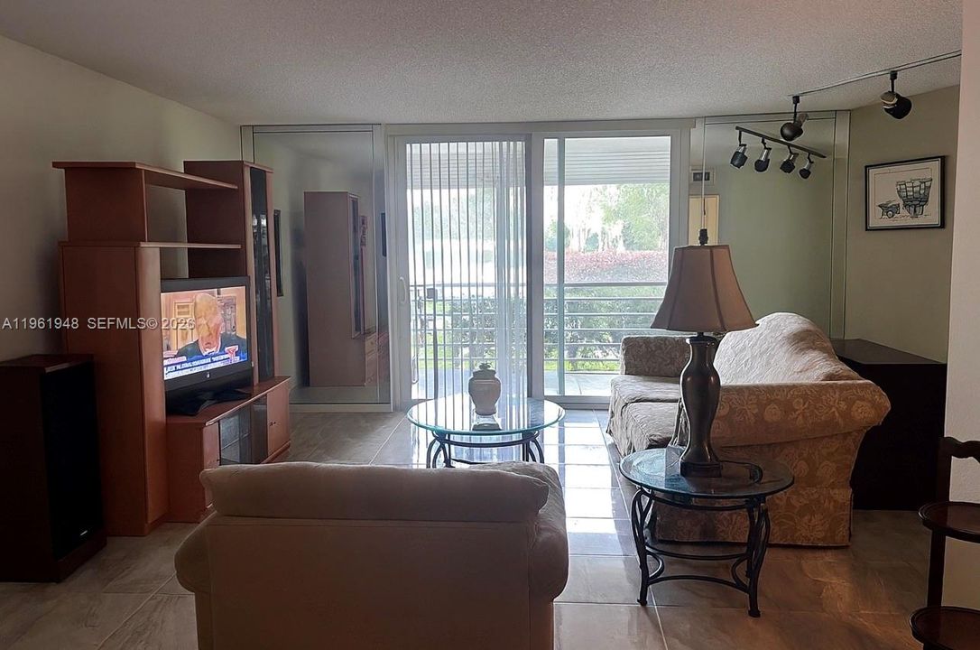 For Sale: $148,000 (1 beds, 2 baths, 980 Square Feet)