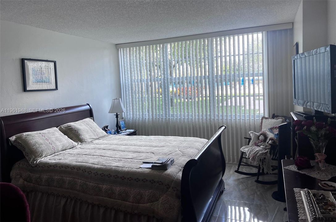 For Sale: $148,000 (1 beds, 2 baths, 980 Square Feet)