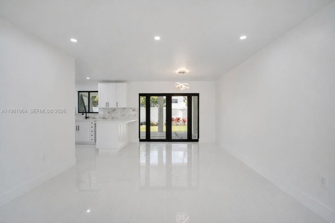 Недавно продано: $695,000 (4 спален, 3 ванн, 1920 Квадратных фут)