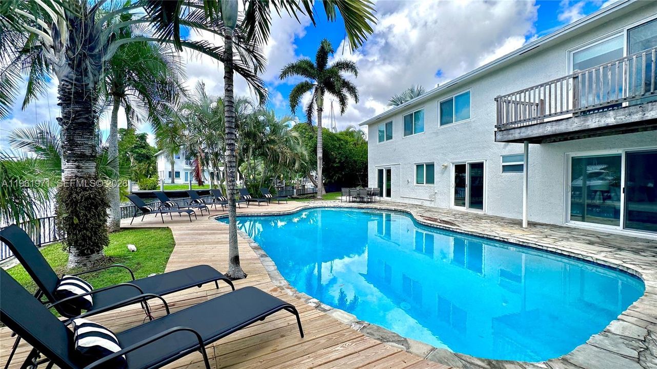 For Sale: $2,200,000 (5 beds, 3 baths, 2500 Square Feet)