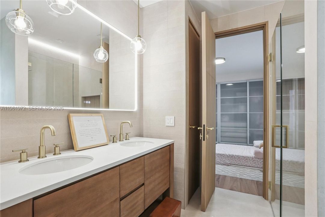 合同活跃: $1,999,999 (5 贝兹, 3 浴室, 3296 平方英尺)