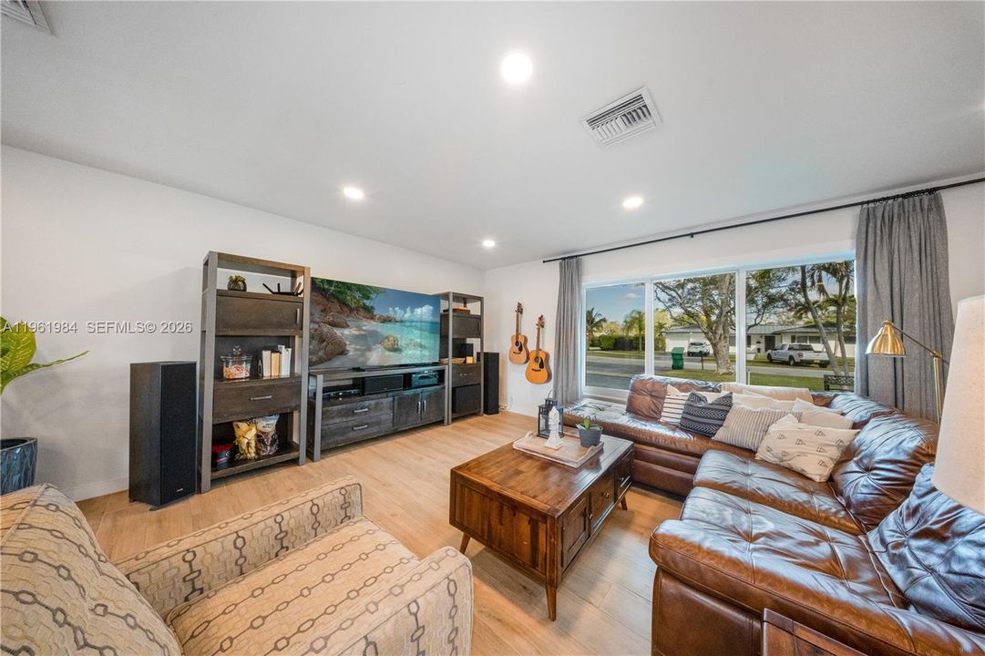 Vendido Recientemente: $1,300,000 (4 camas, 3 baños, 2054 Pies cuadrados)