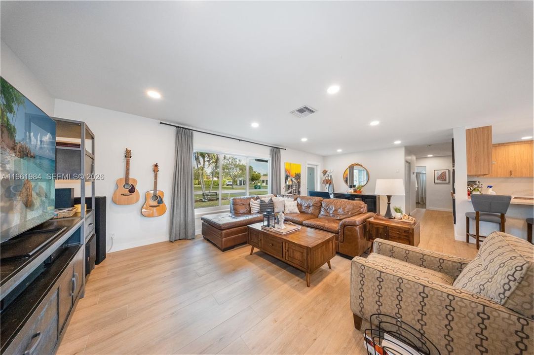 Vendido Recientemente: $1,300,000 (4 camas, 3 baños, 2054 Pies cuadrados)