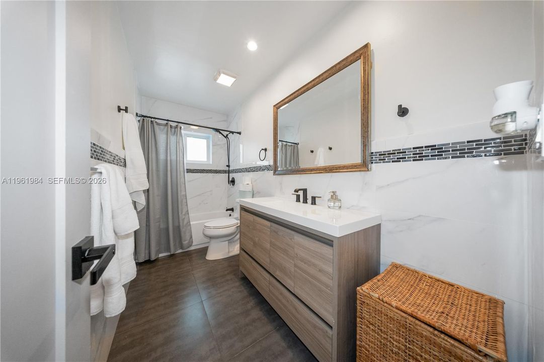 Vendido Recientemente: $1,300,000 (4 camas, 3 baños, 2054 Pies cuadrados)