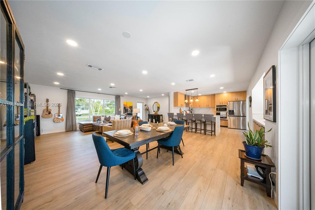 Vendido Recientemente: $1,300,000 (4 camas, 3 baños, 2054 Pies cuadrados)