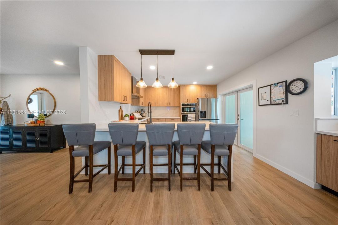 Vendido Recientemente: $1,300,000 (4 camas, 3 baños, 2054 Pies cuadrados)