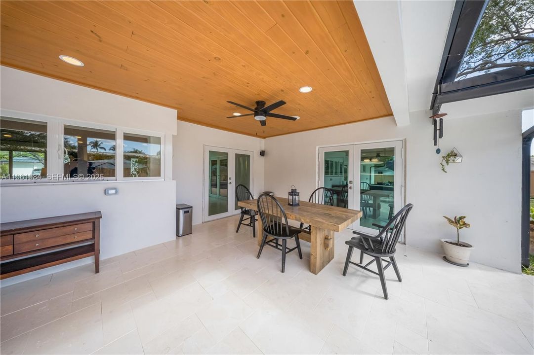 Vendido Recientemente: $1,300,000 (4 camas, 3 baños, 2054 Pies cuadrados)
