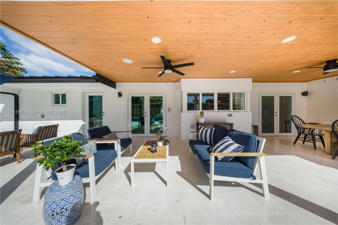 Vendido Recientemente: $1,300,000 (4 camas, 3 baños, 2054 Pies cuadrados)