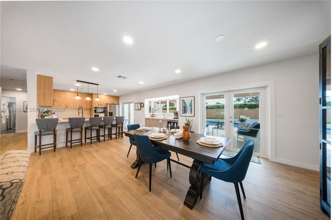 Vendido Recientemente: $1,300,000 (4 camas, 3 baños, 2054 Pies cuadrados)
