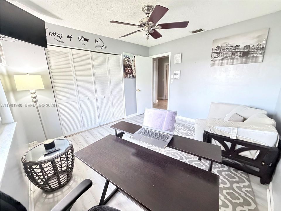 Vendido Recientemente: $629,000 (4 camas, 3 baños, 2264 Pies cuadrados)