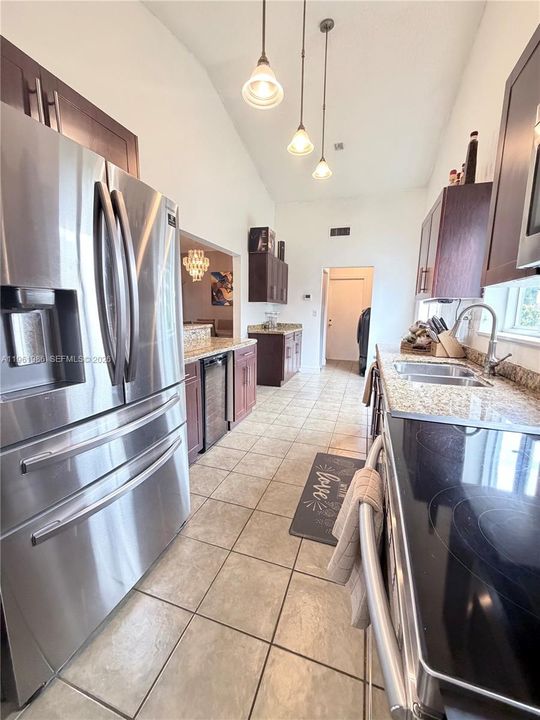 Vendido Recientemente: $629,000 (4 camas, 3 baños, 2264 Pies cuadrados)