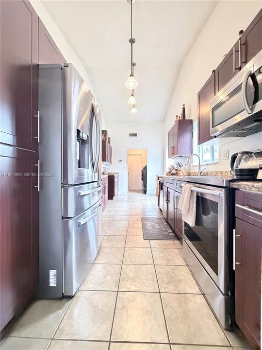 Vendido Recientemente: $629,000 (4 camas, 3 baños, 2264 Pies cuadrados)