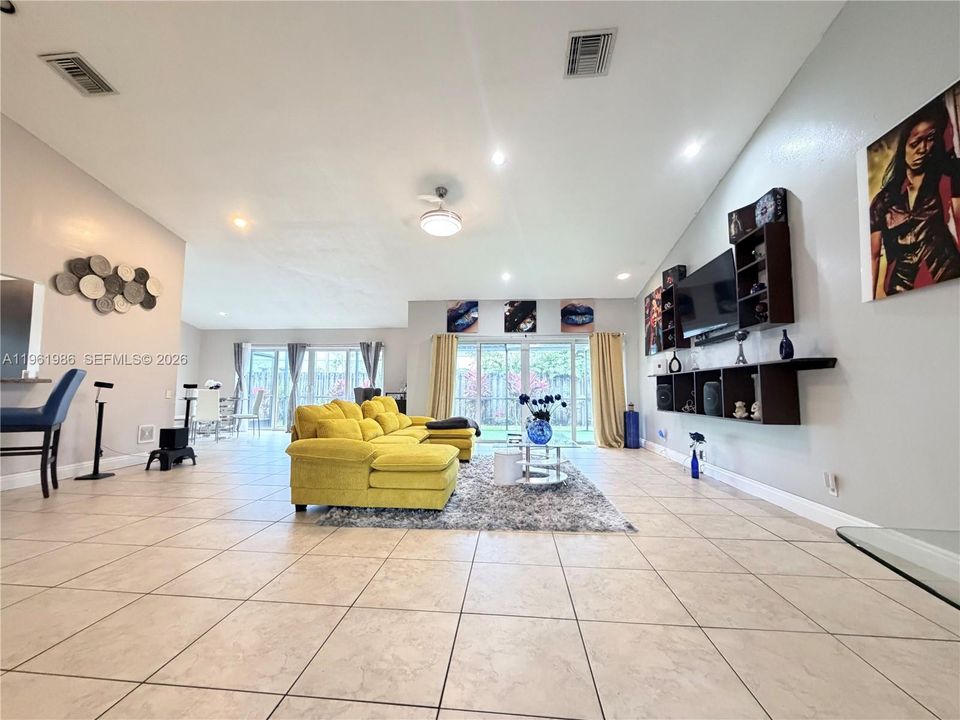Vendido Recientemente: $629,000 (4 camas, 3 baños, 2264 Pies cuadrados)