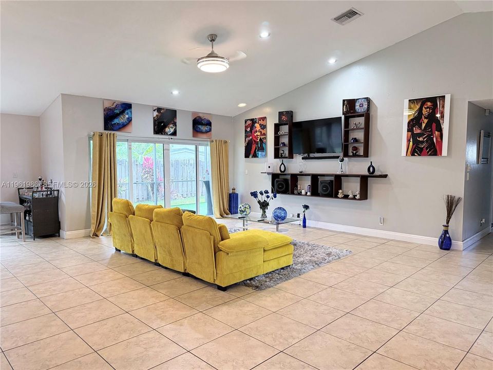 Vendido Recientemente: $629,000 (4 camas, 3 baños, 2264 Pies cuadrados)