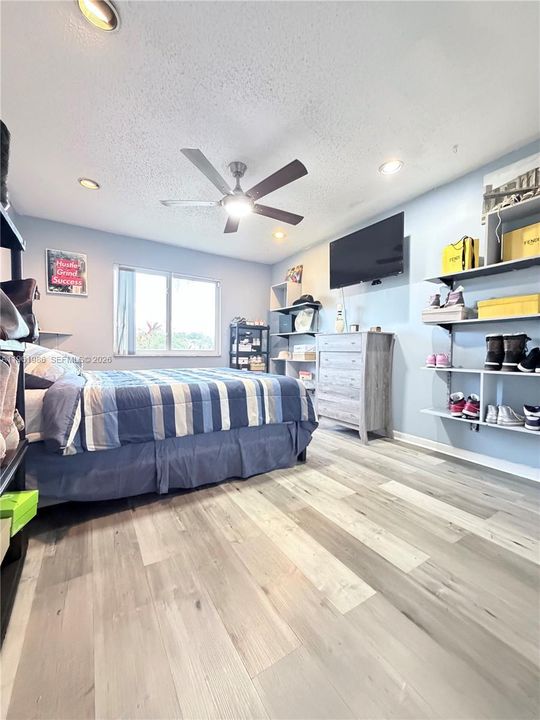 Vendido Recientemente: $629,000 (4 camas, 3 baños, 2264 Pies cuadrados)