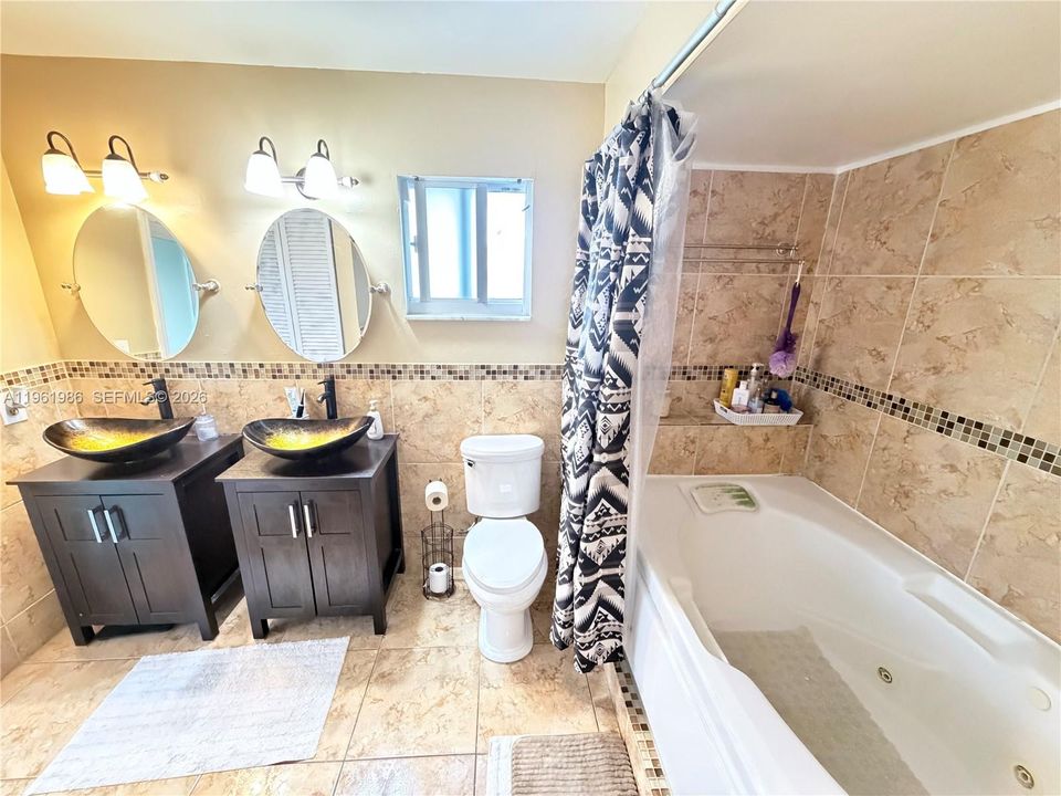Vendido Recientemente: $629,000 (4 camas, 3 baños, 2264 Pies cuadrados)