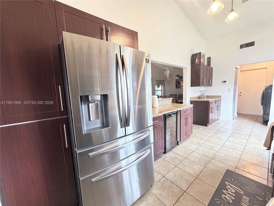 Vendido Recientemente: $629,000 (4 camas, 3 baños, 2264 Pies cuadrados)