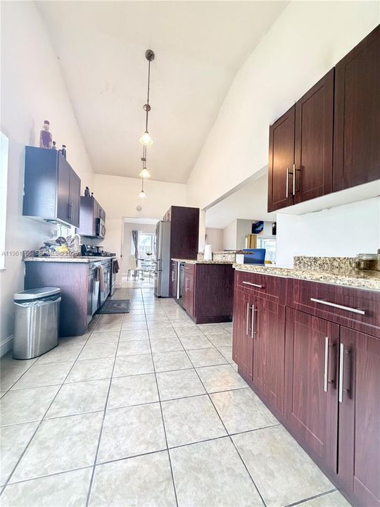 Vendido Recientemente: $629,000 (4 camas, 3 baños, 2264 Pies cuadrados)
