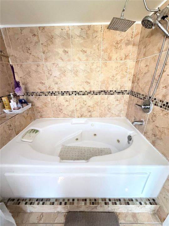 Vendido Recientemente: $629,000 (4 camas, 3 baños, 2264 Pies cuadrados)