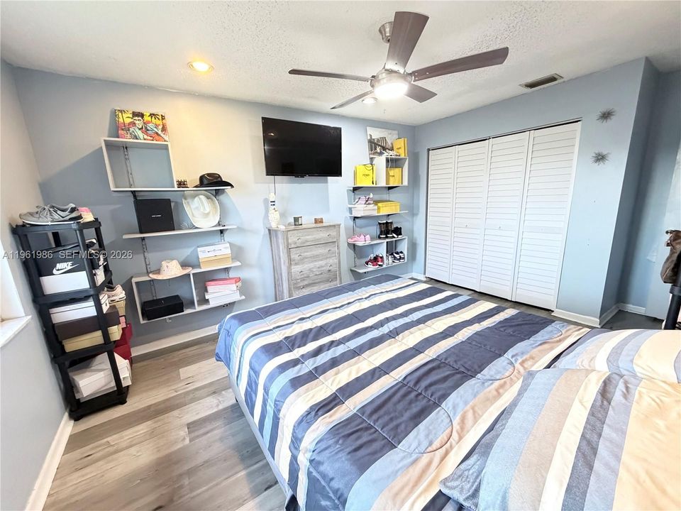 Vendido Recientemente: $629,000 (4 camas, 3 baños, 2264 Pies cuadrados)