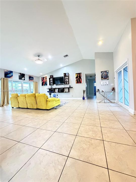 Vendido Recientemente: $629,000 (4 camas, 3 baños, 2264 Pies cuadrados)