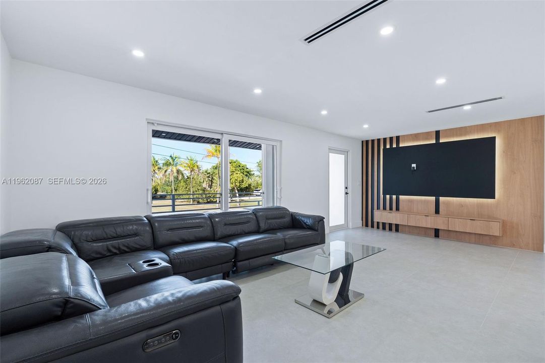 For Sale: $964,999 (3 beds, 2 baths, 1200 Square Feet)