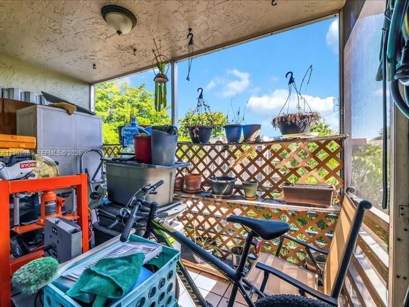 На продажу: $239,000 (2 спален, 2 ванн, 990 Квадратных фут)